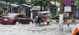 Mưa cực lớn, TP Bạc Liêu chìm trong biển nước, xe tắt máy hàng loạt