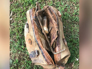 Tìm được túi xách thất lạc sau 25 năm