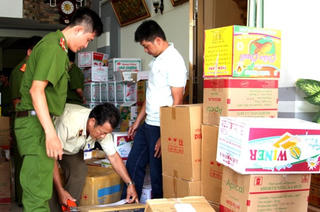 Phát hiện vựa bánh kẹo với date ‘vô tư’