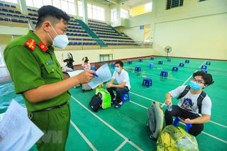 Quận Thanh Xuân đưa người dân từ khu cách ly trở về