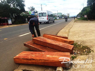 Bị phát hiện chở gỗ lậu, tài xế thả gỗ giữa phố tẩu thoát