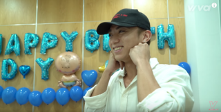 Soobin Hoàng Sơn 'rưng rưng' nước mắt khi được học trò chúc mừng sinh nhật