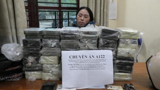 Bắt một phụ nữ cùng 72 bánh heroin vào rạng sáng mùng 3 Tết