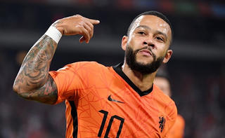 Memphis Depay san bằng 2 kỷ lục trong ngày lập hat-trick cho Hà Lan