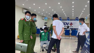 Hà Nội: Người đàn ông mặc đồng phục Grab xông vào cướp ngân hàng BIDV