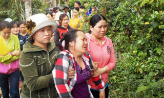 Khăn tang trắng cả một vùng quê
