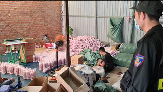 Phát hiện vụ làm giả nước tẩy rửa quy mô lớn
