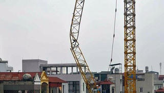 Cẩu tháp gãy sát khu dân cư, nhiều người nửa đêm tháo chạy