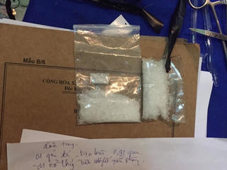 Bắt nóng hai đối tượng mua bán trái phép chất ma túy