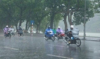 Mưa dông diện rộng ở Bắc Bộ và Trung Bộ
