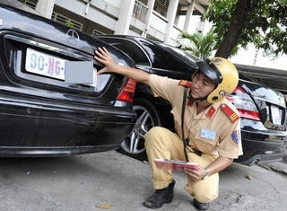 Thu hồi xe biển ngoại giao chưa chuyển đổi trước ngày 31/12/2015
