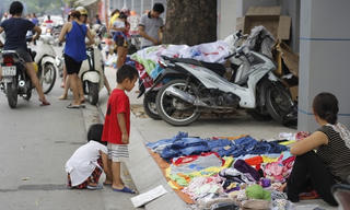 Vỉa hè, lòng đường biến thành nơi kinh doanh