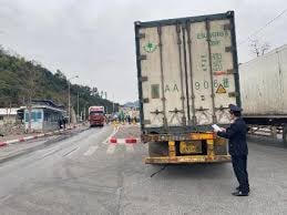 Lạng Sơn: Thực hiện khai báo thông tin trước khi hàng đến cửa khẩu