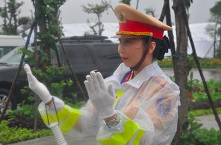 Nữ Cảnh sát giao thông 'gồng mình' trong mưa bão, trước giờ khai mạc APEC