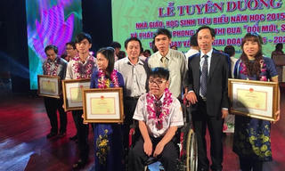 Vượt qua hoàn cảnh, trở thành học sinh tiêu biểu