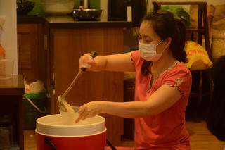 Suất ăn đêm ấm lòng người vô gia cư