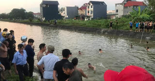 Xe chở 4 ông cháu lao xuống kênh, 3 người tử nạn