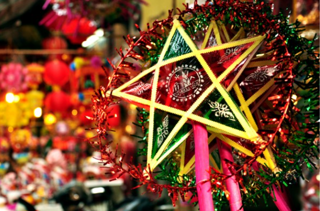 Vui Trung thu tại nhà: Cùng làm đèn lồng, mâm cỗ ‘trông trăng’