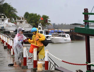 Gần 100 khách kẹt ở đảo Cù Lao Chàm vào đất liền an toàn