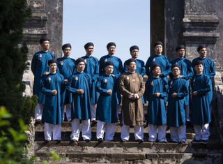 Công sở không phải nơi trình diễn thời trang