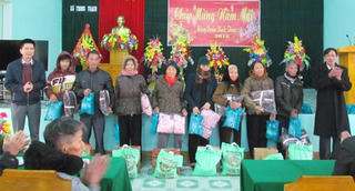 Tặng hộ nghèo ở xã Trung Trạch 30 suất quà Tết
