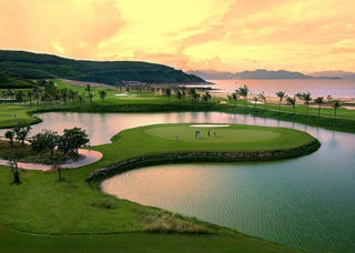 Quà tặng đặc biệt chào đón Mùa thu: Tặng thẻ golf 25 năm và kỳ nghỉ dưỡng trị giá 450 triệu dành cho tân chủ nhân biệt thự Vinhomes Riverside