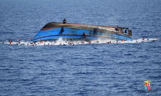 Italy cứu hơn 560 người di cư bị chìm tàu ngoài khơi Libya