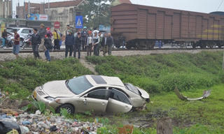 Cố vượt đường sắt, ôtô biển Lào bị đâm văng xuống ruộng