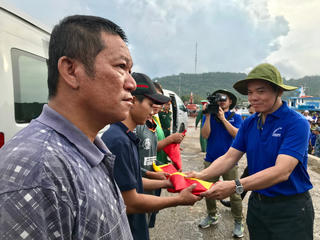 Thành ủy TP Hồ Chí Minh tặng cờ động viên ngư dân bám biển