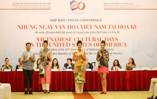 Thời trang Việt đi Mỹ