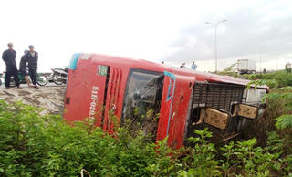 Xe khách lật nghiêng, hành khách hoảng sợ