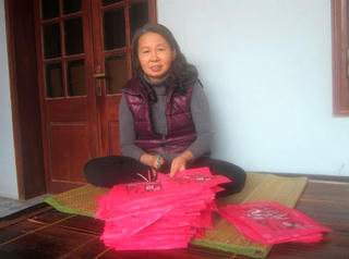 Nữ nghệ nhân làng tranh Đông Hồ