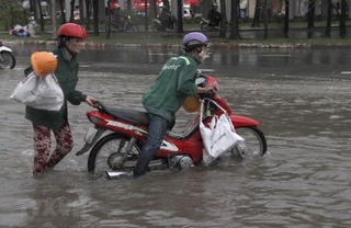 Ngập nước mùa mưa ở Thành phố Hồ Chí Minh: Còn ngập đến bao giờ?