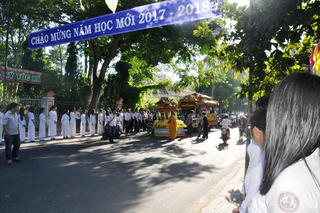 Học trò, đồng nghiệp tiễn đưa cô giáo trong ngày khai giảng