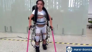 Khung xương robot giúp trẻ dị tật đi lại như thường