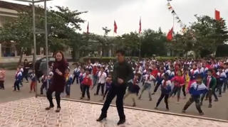 Thầy cô giáo cùng học sinh nhảy nhịp điệu gây sốt cộng đồng mạng