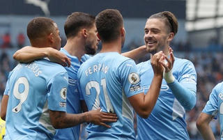 Tân binh Jack Grealish ghi bàn may mắn, Man City vùi dập Norwich 5-0