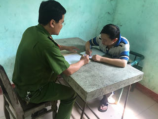 Sang chơi, bóp cổ cụ bà 81 tuổi lấy bóp 3,9 triệu đồng