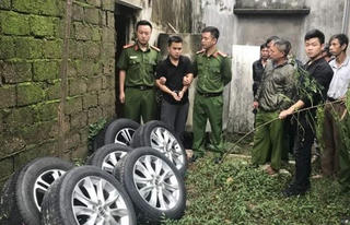 Khối tố nam thanh niên trộm bánh ô tô lúc nửa đêm