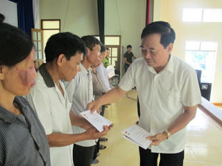 Trao kinh phí hỗ trợ cho 36 hộ xóa nghèo