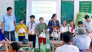 Giá Rai (Bạc Liêu): Nhà giáo đỡ đầu học sinh nghèo