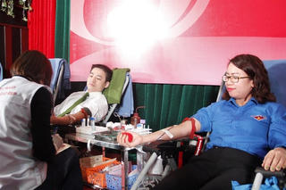 Thu nhiều đơn vị máu từ người hiến tặng trong ngày ‘Chủ nhật đỏ’ lần thứ X