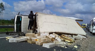 Xe tải bất ngờ lật chắn ngang cao tốc Đà Nẵng - Quảng Ngãi