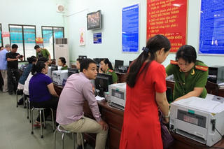 [ẢNH] Người dân TP HCM hối hả làm chứng minh thư 12 số