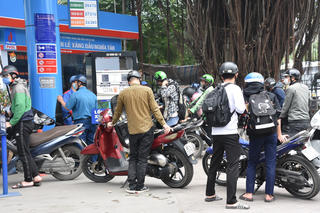 Xe máy rồng rắn nối đuôi tại cây xăng trước giờ tăng giá