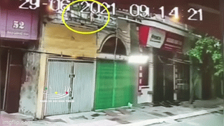 [VIDEO] Khoảnh khắc người đàn ông cứu bé gái rơi từ tầng 2