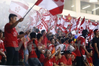 CĐV Hải Phòng đốt 6 thùng pháo sáng, sân Mỹ Đình chìm trong khói lửa