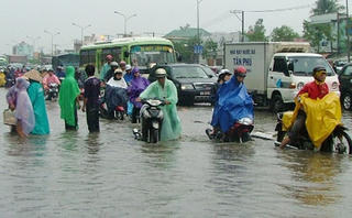 Dân vẫn chưa yên vì đường chưa hết ngập