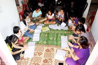 Lớp dạy ví giặm miễn phí của 'bà Vân nghệ sĩ'