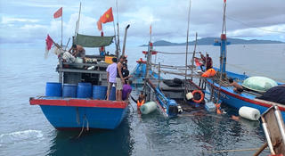 [VIDEO] Nỗ lực cứu hộ tàu cá bị sóng biển đánh chìm